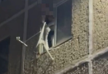 Түркістан облысында жас жігіт терезеден секіріп кетпек болды