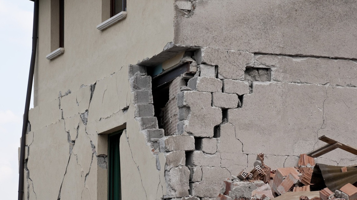 Трещины обнаружены на 19 объектах после землетрясения в Алматы