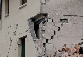 Трещины обнаружены на 19 объектах после землетрясения в Алматы