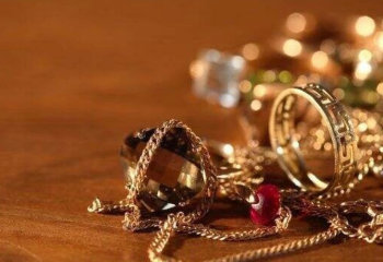 Бурабайлық әйел алтын сататын дүкеннен қымбат бұйымдарды оп-оңай алып кеткен