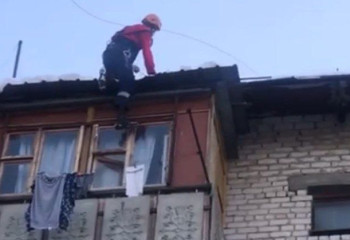 Алматы облысында 3 жасар қыз пәтерде қамалып қалған