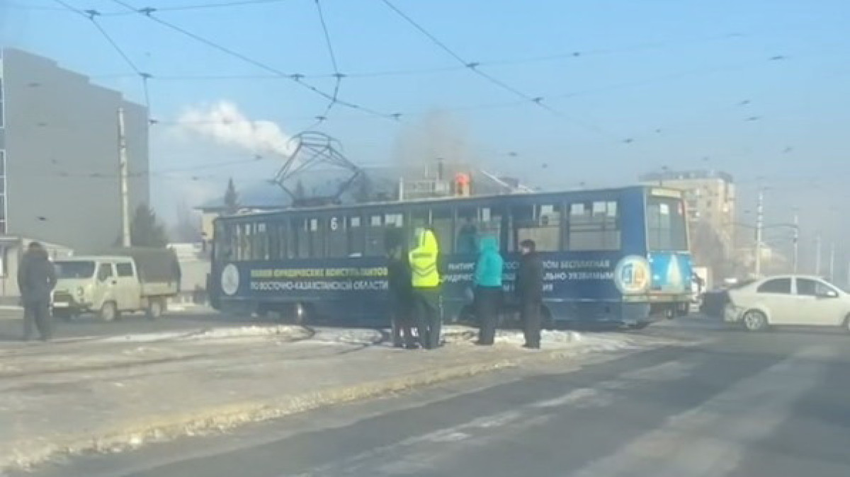 Трамвай врезался в легковушку в Усть-Каменогорске