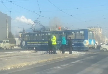 Трамвай врезался в легковушку в Усть-Каменогорске