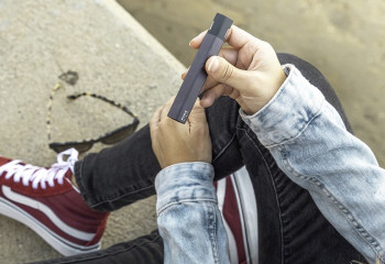 Денис Кривошеев защищает вейпы, обвиняя табачников в их запрете