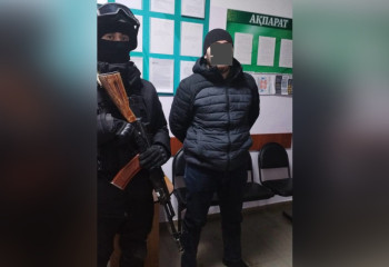 Мужчина под видом полицейского завладел деньгами жителя Уральска