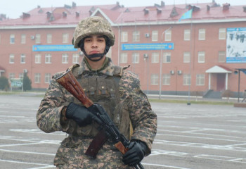 Алты тілді еркін меңгерген әскери қызметкер көпшілікті таң қалдырды