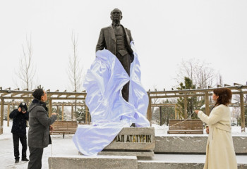 Алматыда Түркияның 100 жылдығына орай Ататүрік ескерткіші ашылды