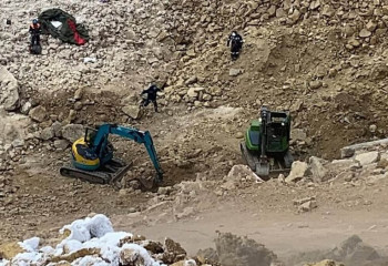 Авария на Майкаине: спасатели обследуют дно обвала вручную