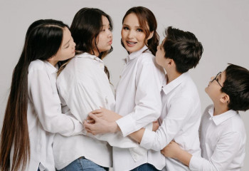 «Бір ғана күмән бар». Жұлдыз Әбдукәрімова балаларының болашағына алаңдаулы