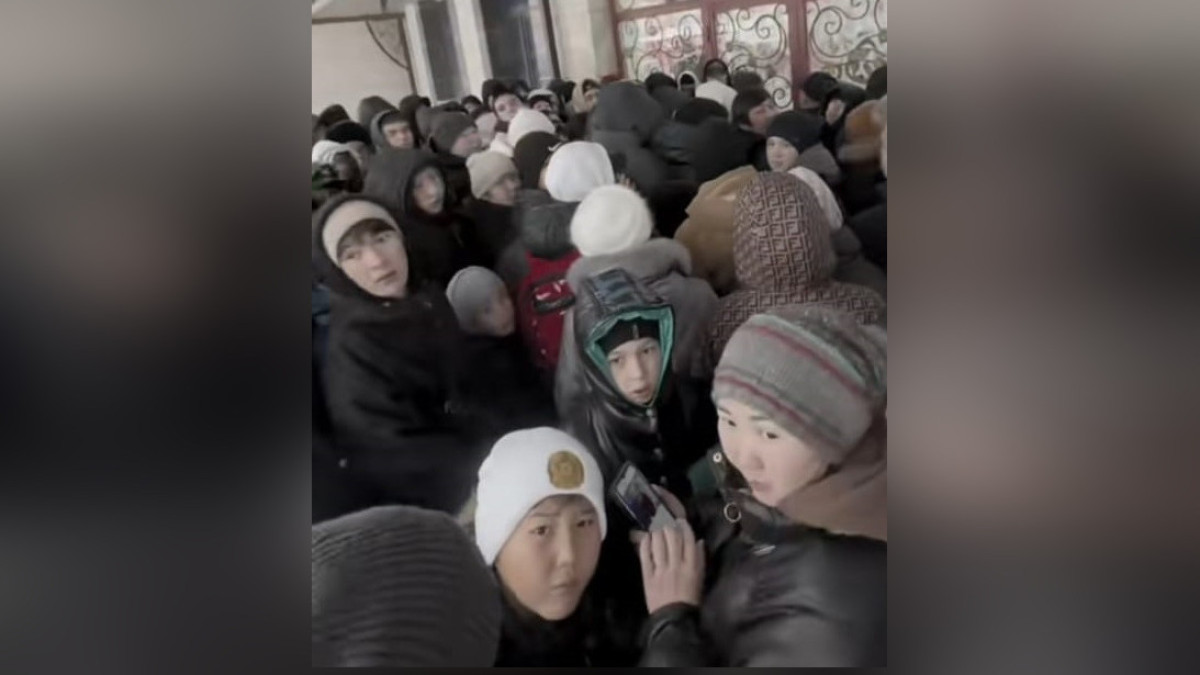 Кызылординцы чуть не задавили друг друга, чтобы получить кроссовки за 1000 тенге по акции