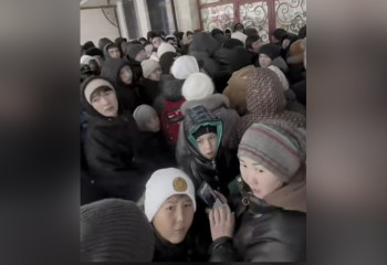 Кызылординцы чуть не задавили друг друга, чтобы получить кроссовки за 1000 тенге по акции