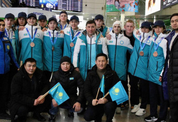 Призеры Олимпийских игр по хоккею вернулись домой