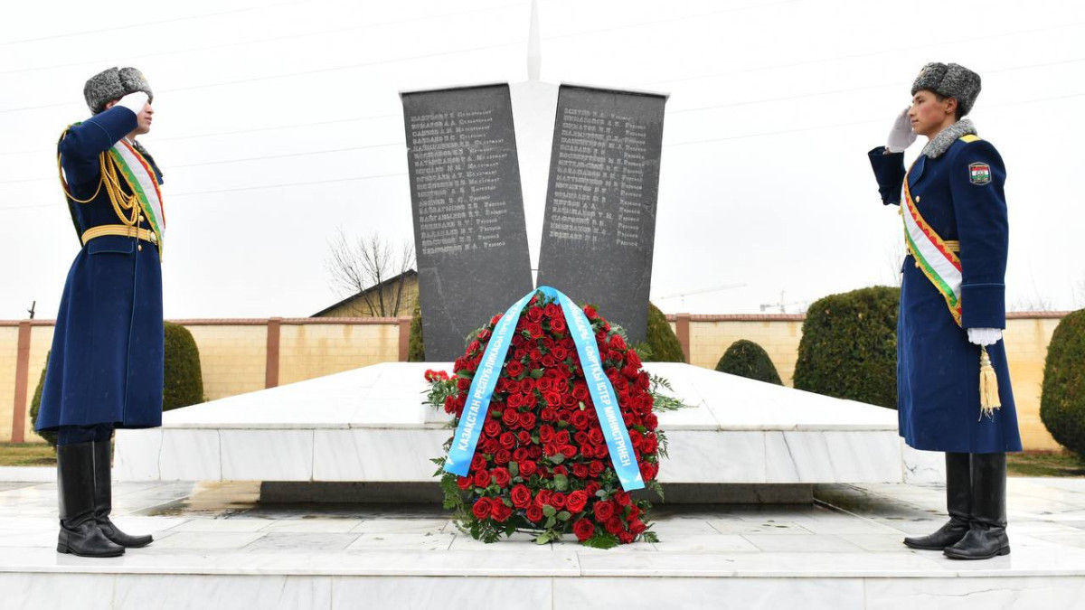 Глава МИД возложил венок к Монументу казахским войнам в Душанбе