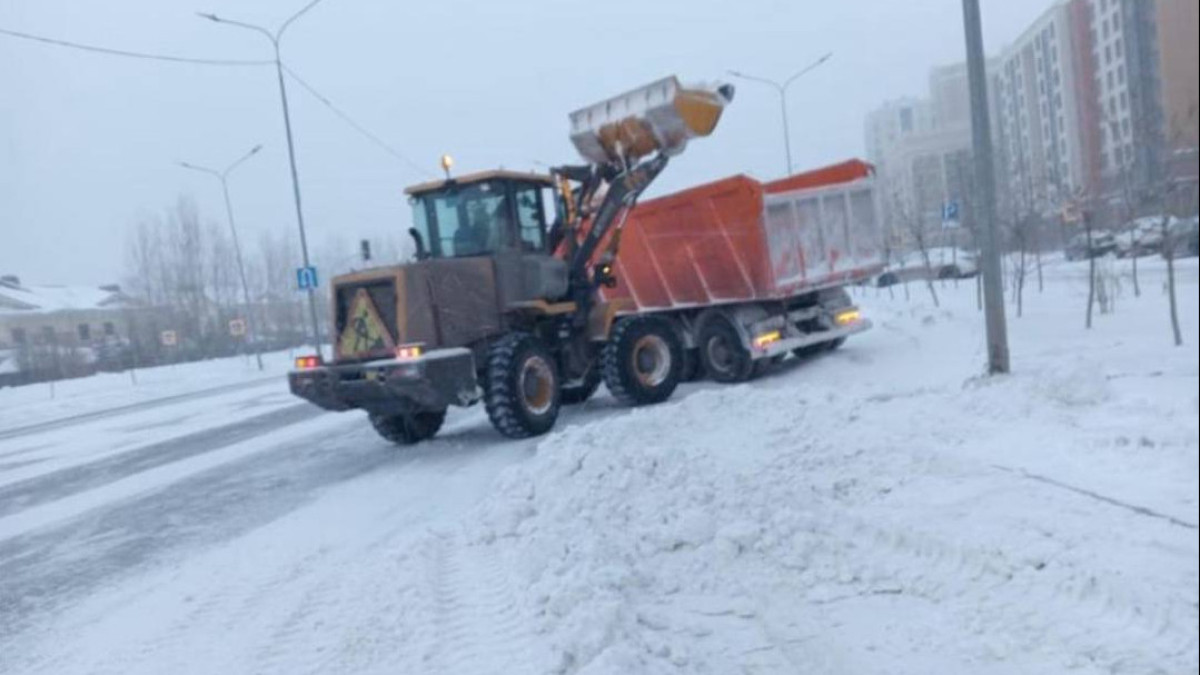Больше 2 тысяч дорожных рабочих задействованы в уборке снега в Астане