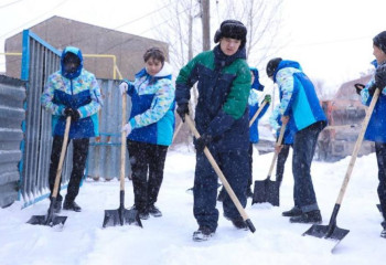 Столичные волонтеры помогают пенсионерам с уборкой снега