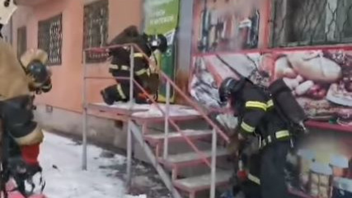 Восемь человек эвакуировали из-за пожара в магазине Усть-Каменогорска