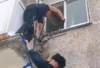 Астанада пәтеріне қамалып қалған қарт адам құтқарылды