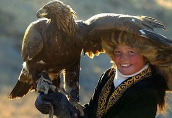 Танымал бүркішті қыз Айшолпан Қазақстанға қоныс аударды