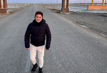 Анасын іздеген Жәнібек қазақ тілін үйреніп жүр