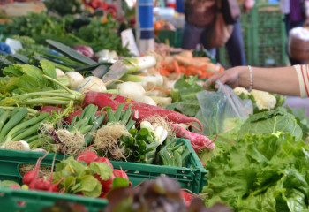 Семейде әлеуметтік маңызы бар азық-түлік тауарларының жәрмеңкесі өтті
