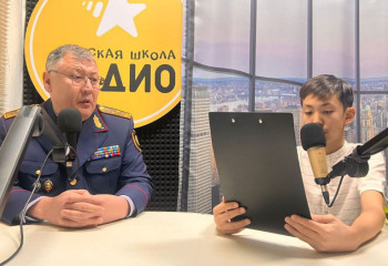 Начальник полиции ВКО ответил на вопросы детей в прямом эфире радио