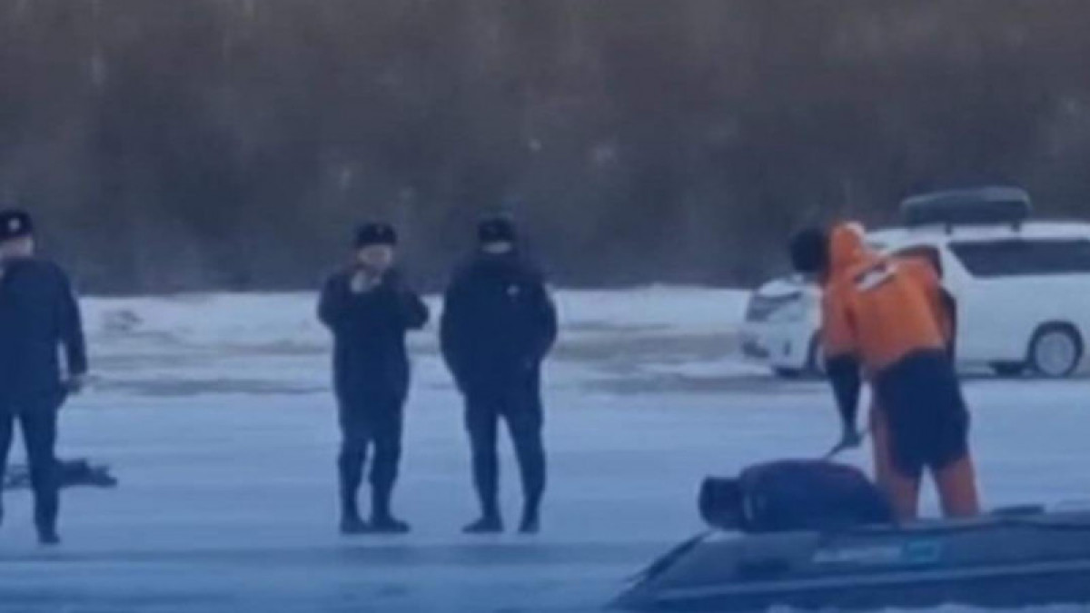 В Атырау автомобиль провалился под лед, погиб водитель