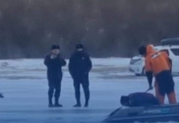 В Атырау автомобиль провалился под лед, погиб водитель