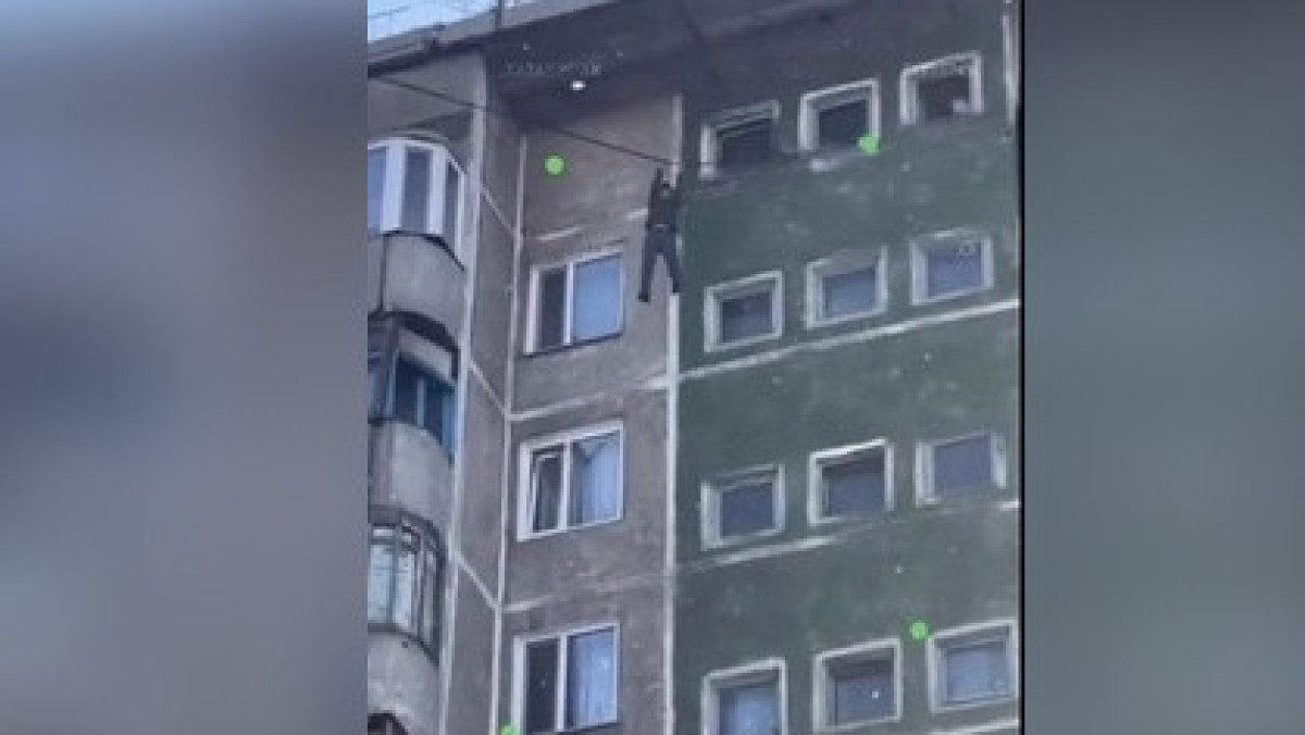 Мужчина повис на проводе 9-го этажа дома, сорвался и погиб