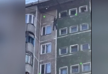 Мужчина повис на проводе 9-го этажа дома, сорвался и погиб