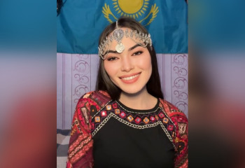 Красавица из казахстанской глубинки показала жизнь в деревне и стала звездой соцсетей