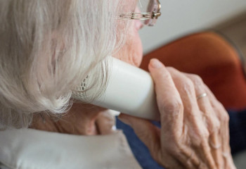 «Немереңіз жол апатын жасады»: Қарағандылық әжей алаяққа 3 млн теңге берген