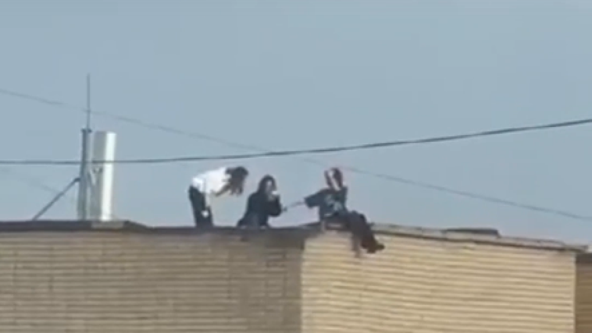 Школьницы из ВКО шокировали соцсети, забравшись на крышу ради фото