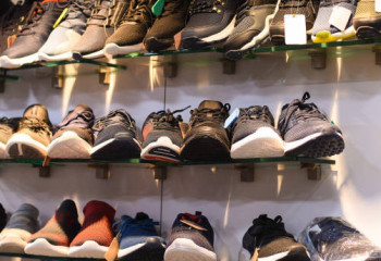 Астанада ер адам дүкен сөресінен жаңа етік киіп, ескісін қалдырып кеткен