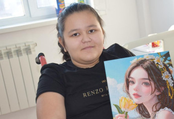 Девочка, пережившая пять операций, делает картины из бисера и дарит детям в отделении нейрохирургии