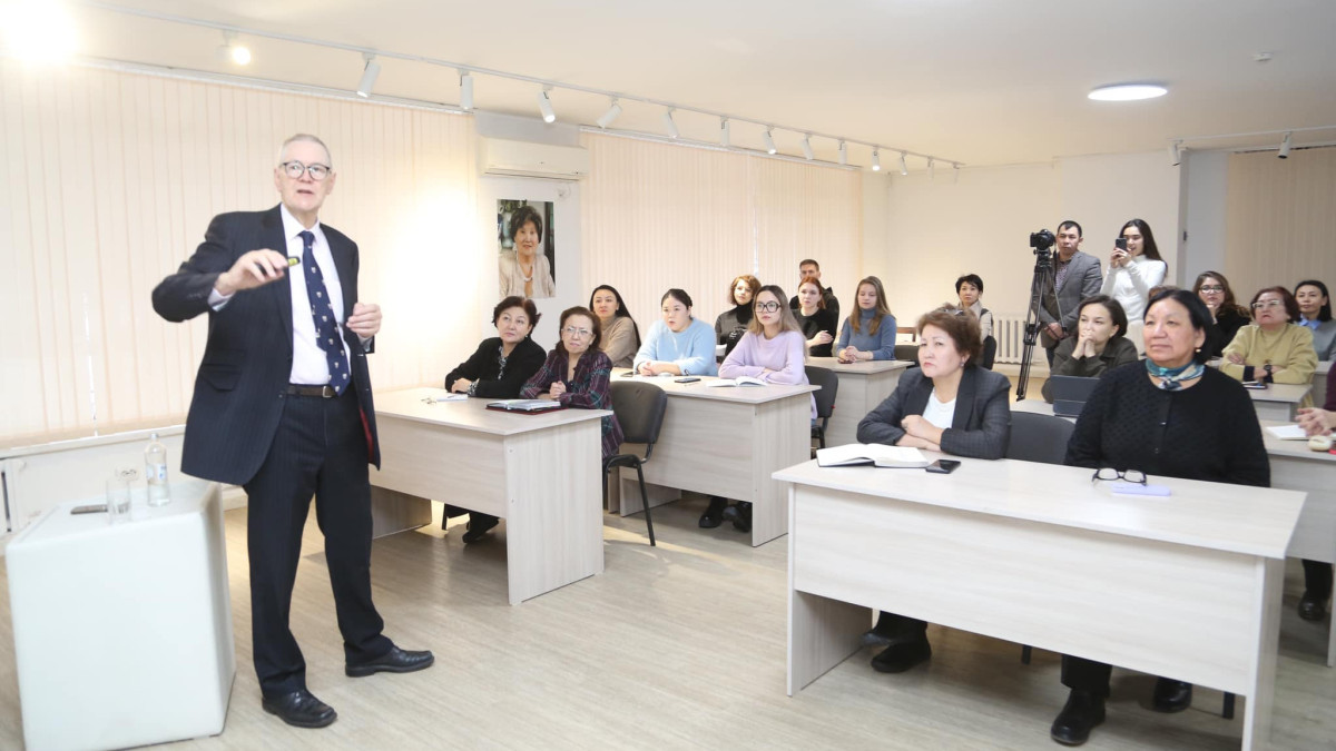 Британский ученый провел семинар для преподавателей Алматы