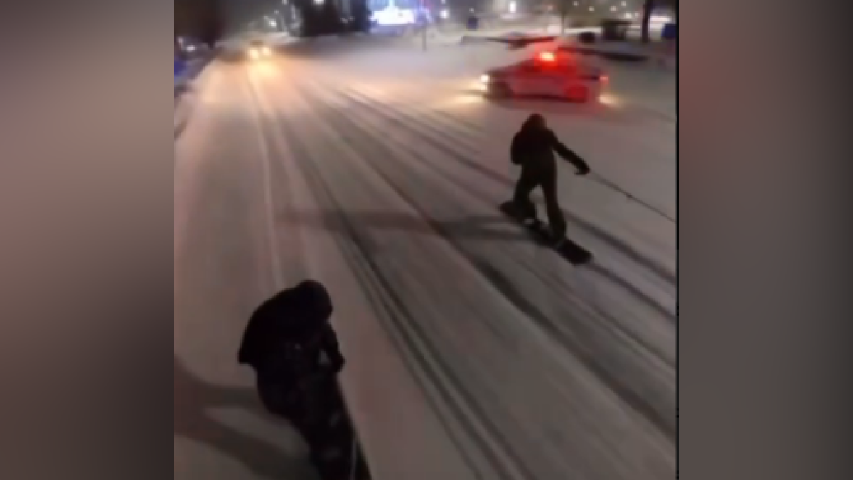 Экстремалы катались на сноуборде, прицепившись к машине