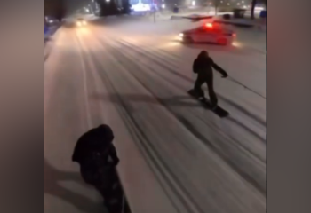 Экстремалы катались на сноуборде, прицепившись к машине