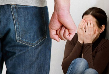 Оралда ер адам ұзақ уақыт бойы қызды жезөкшелікпен айналысуға мәжбүрлеген