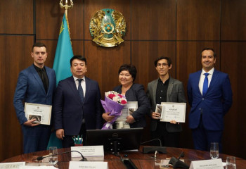 Министр TikTok арқылы үздік танылған мұғалімдерді марапаттады