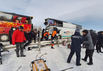 Массовое ДТП в Жамбылской области: 19 человек в больнице, спасатели извлекают зажатых в автомобилях людей на месте аварии