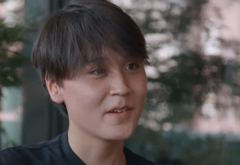 «Мені неге тастап кеттіңдер?». Испаниялықтар асырап алған қазақ баласы ата-анасын іздейді