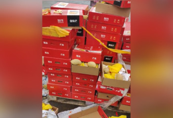 На рынке в Алматы манго из Китая выбрасывают коробками