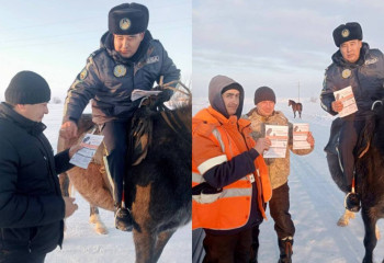Сельский участковый верхом на лошади предупреждает людей о мошенничестве