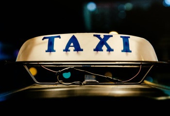 Желіде таксист пен имам арасындағы кикілжің қызу талқыға түсті