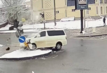 “Пил кумыс”: пьяный водитель без прав въехал в светофор в Шымкенте