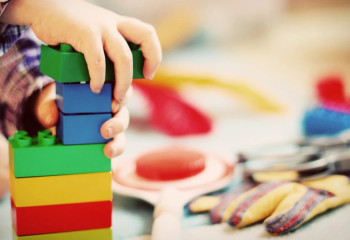 Атырауда балабақша тәрбиешіcі баланың басынан ұрған сәттің видеосы тарады