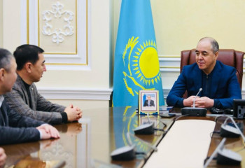 БҚО әкімі Дубайда өткен додада топ жарған сәйгүліктің иесін қабылдады