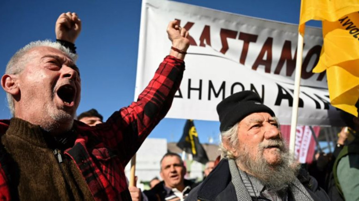 Фермеры в Греции выбрасывают продукцию в ходе акции протеста
