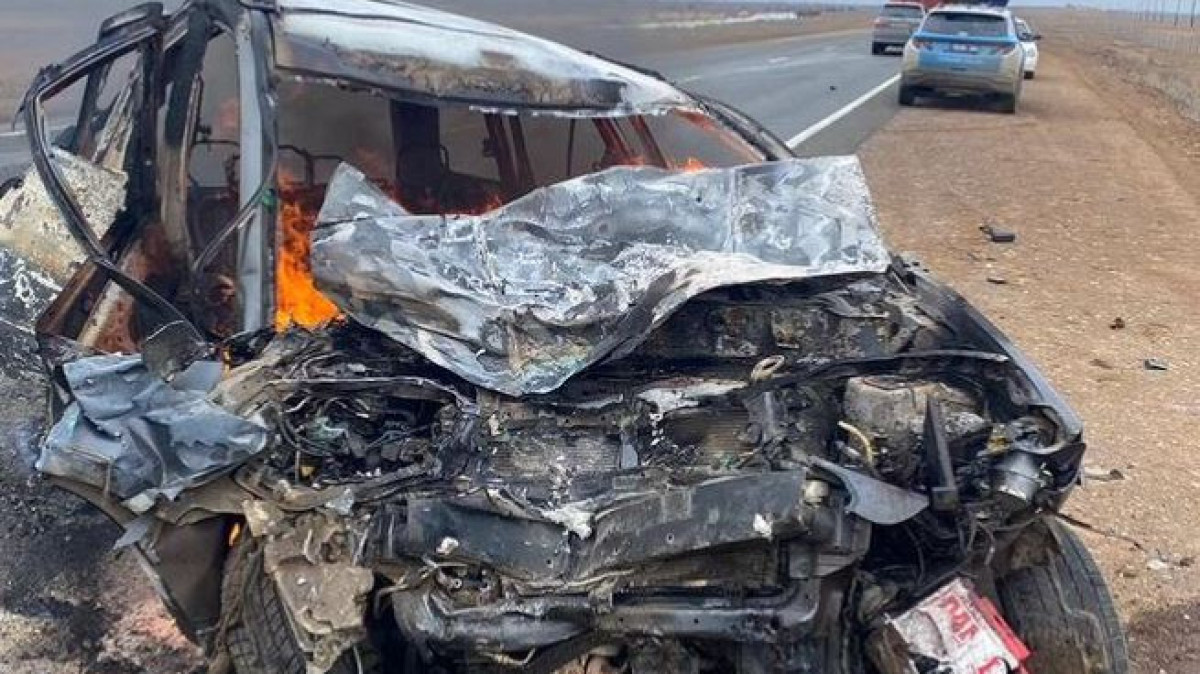 Два человека погибли в горящей машине на трассе в Атырауской области