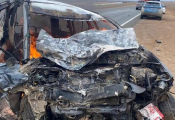 Два человека погибли в горящей машине на трассе в Атырауской области